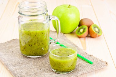 Kivi ve Apple taze meyve suyu