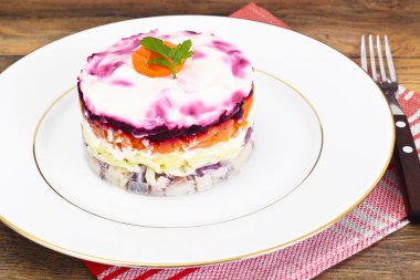 Rus salatası kat pancar, havuç, patates ve ringa balığı