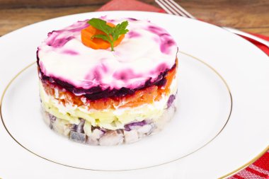 Rus salatası kat pancar, havuç, patates ve ringa balığı