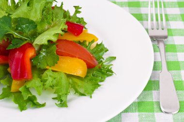 Domates, marul salatası ile tatlı biber