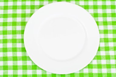 Beyaz plaka üzerinde metin için yer ile damalı bir masa örtüsü