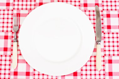 Beyaz plaka üzerinde metin için yer ile damalı bir masa örtüsü