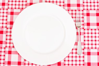 Beyaz plaka üzerinde metin için yer ile damalı bir masa örtüsü