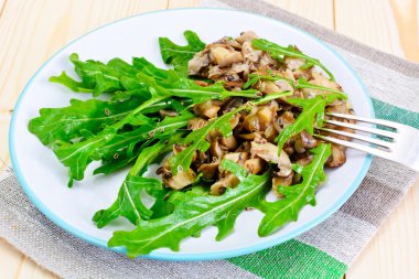 Salata ve roka ve kızarmış istiridye mantar