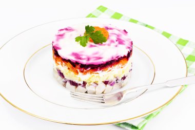 Rus salatası kat pancar, havuç, patates ve ringa balığı