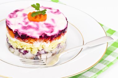 Rus salatası kat pancar, havuç, patates ve ringa balığı