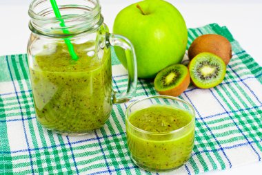 Kivi ve Apple taze meyve suyu