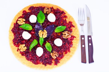 Pizza pancar, fındık, peynir, Mozzarella ve fesleğen ile