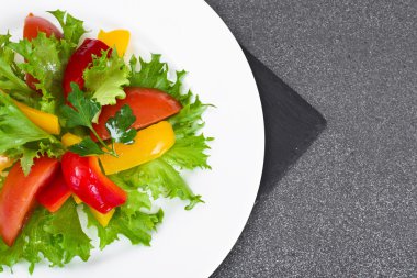 Domates, marul salatası ile tatlı biber