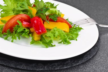 Domates, marul salatası ile tatlı biber