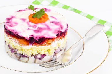 Rus salatası kat pancar, havuç, patates ve ringa balığı