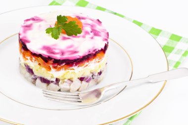 Rus salatası kat pancar, havuç, patates ve ringa balığı