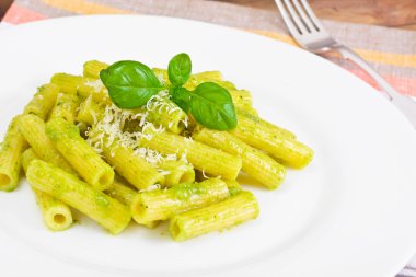 Penne makarna Pesto ve fesleğen sos ile