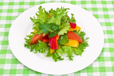 Domates, marul salatası ile tatlı biber