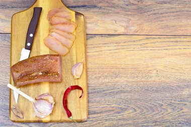 Baharat soslu soğuk haşlanmış domuz eti