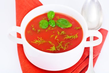 Plaka Fesleğenli domates çorbası. Ulusal İtalyan mutfağı