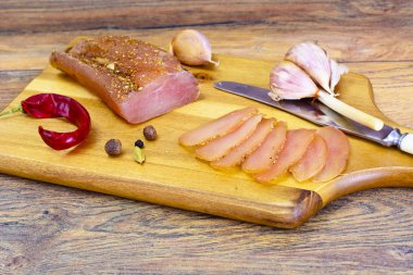 Baharat soslu soğuk haşlanmış domuz eti