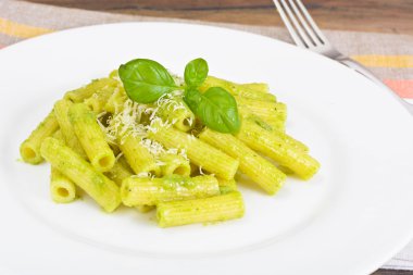 Penne makarna Pesto ve fesleğen sos ile