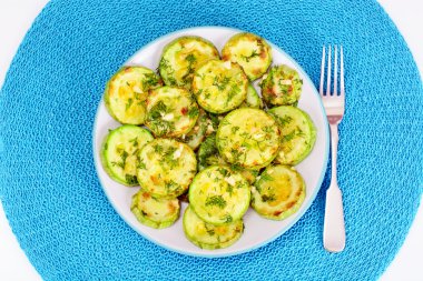 Peynir ve baharat ile kızarmış kabak