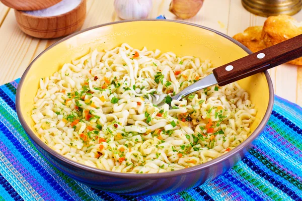 Sabrosa sopa de pollo con fideos chinos — Foto de Stock