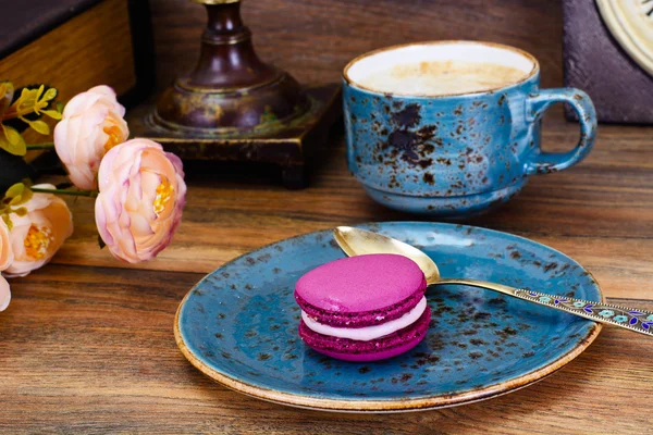 Sweet  French Macaroons with Cofee Cup — Stock Photo, Image