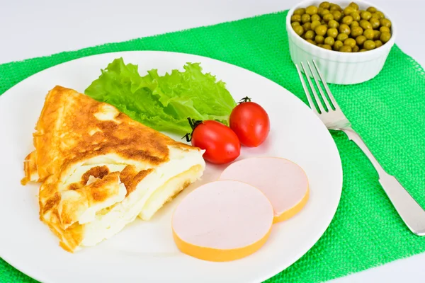 Gesundes und diätetisches Essen: Rührei mit Tomaten, Salat und Soße — Stockfoto