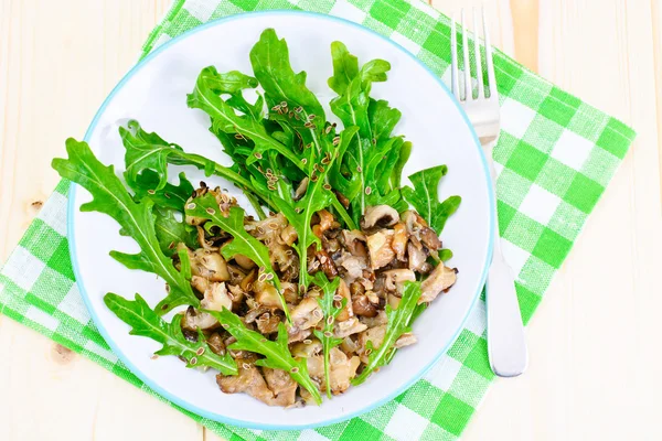 Insalata e Arugula e Funghi di Ostrica fritti — Foto Stock