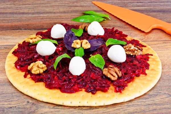 Пицца со свеклой, орехом, сыром, моцареллой и базиликом — стоковое фото
