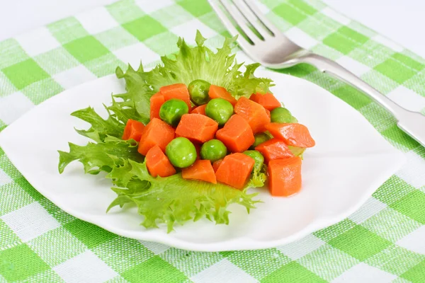 Saftiga grönsaksgryta. Paprika, ärtor och morötter. Dietmat — Stockfoto