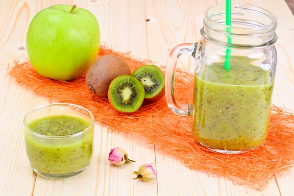 Jus Segar Kiwi dan Apple — Stok Foto