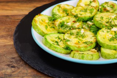 Peynir ve baharat ile kızarmış kabak