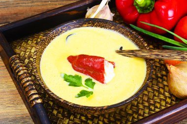 Kabak patates püresi krem çorbası ile kavrulmuş dolmalık biber ve Goa
