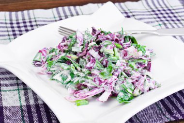 Marul, Radicchio ve doğal düşük yağlı yoğurt. Diyet yemek