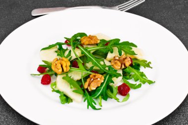 Roka, Par, ceviz beyaz tabakta diyet lezzetli salata bir