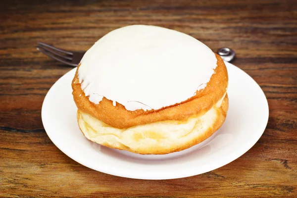 Вкусный сладкий пончик — стоковое фото