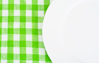 Beyaz plaka üzerinde metin için yer ile damalı bir masa örtüsü