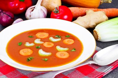 Plaka havuç domates çorbası. Yalan üzerine çorba malzemeleri,