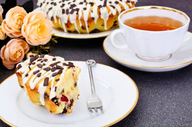 Lor pastası beyaz krema ve çikolata ile