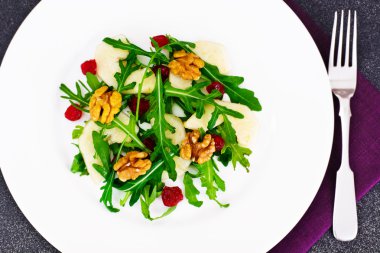 Roka, Par, ceviz beyaz tabakta diyet lezzetli salata bir