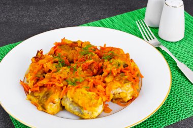 Yunanca soğan ve havuç ile balık