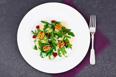 Roka, Par, ceviz beyaz tabakta diyet lezzetli salata bir