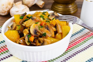 Fırında kabak mantar ve sebze. Vejetaryen yiyecekler