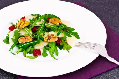 Roka, Par, ceviz beyaz tabakta diyet lezzetli salata bir