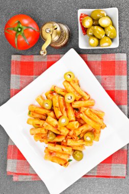 Tortellini ketçap ve yeşil zeytin ile