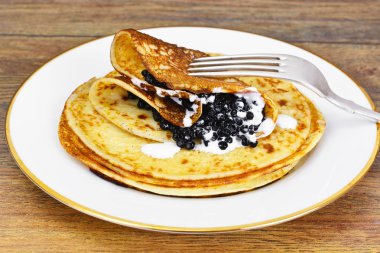 siyah havyar ile Pancakes