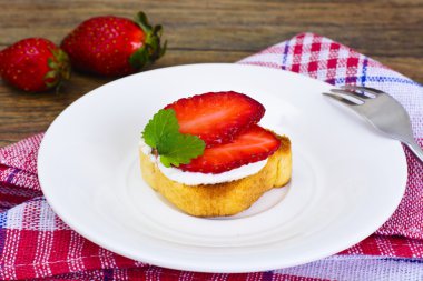 Bruschetta keçi peyniri ve çilek, nane ile