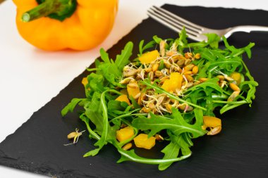 Roka Salatası buğday tohumu ve tatlı kırmızı biber