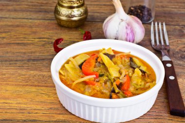 Fasulye filizi ile biber, mantar Mun, soğan, bambu Sh