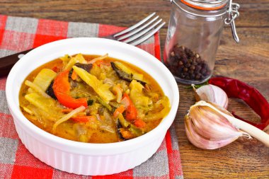 Fasulye filizi ile biber, mantar Mun, soğan, bambu Sh