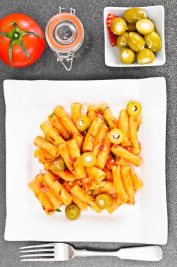 Tortellini ketçap ve yeşil zeytin ile